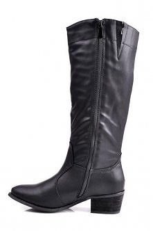 Czarne kozaki w stylu kowbojek.