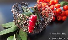 Motyl - miedziana bransoletka z koralem