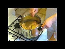 Jak zrobić Kurczaka w Żółtym Curry - Zobacz na Video - To typowy przepis kuchni tajskiej. Bardzo prosty i szybki w przygotowaniu przepis na tajskie danie typu curry. Smakowało? ...