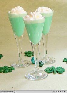Shamrock Shake :

1/3 szklanki mleka
2 – 3 kulki lodów waniliowych
kilka kropli ekstraktu miętowego lub syropu
zielony barwnik spożywczy
bita śmietana do dekoracji


Mleko, lody...