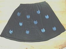 spódniczkę zrobiłam z czarnej bluzki, a kotki farbami :)