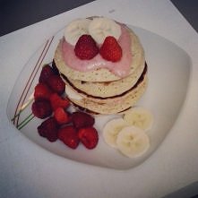 Pancakes z musem malinowym , malinami i bananem

instagram.com_syska