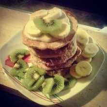 Pancakes z musem bananowym , kiwi i bananem

więcej na :
instagram.com_syska