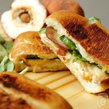 ciabatta z brie i brzoskwiniami