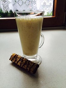 deserek :)

2 banany
kiwi
100ml mleka
100ml soku pomarańczowego 100%
3 łyżki jogurtu 

Pychota :)