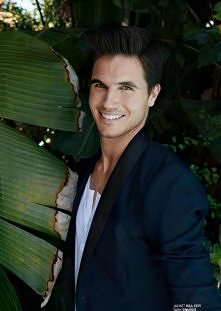 Robbie Amell :3