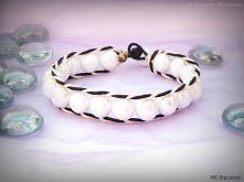 Bransoletka typu Chan Luu. Wykonana ze sznurka woskowanego czarnego 2mm, sznurka jubilerskiego beżowego 1mm oraz koralików białych z połyskiem 8mm. 
Wykonanie MK Bracelets
Zdjęc...