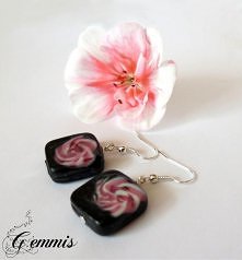 Urocze kolczyki w kwiatki ze szkła weneckiego
Zapraszam na stronę na fb (link w komentarzu)