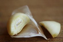 Czosnek o wiele łatwiej obrać z łupin jeśli na 15 sekund włożysz do mikrofalówki ustawionej na pełną moc. 

Inne zastosowania kuchenki mikrofalowej po kliknięciu w zdjęcie.