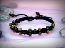 Bransoletka typu Shamballa. Wykonana ze sznurka tapicerskiego 1mm, koralików zielono - pomarańczowych crackle 4mm oraz koralików czarnych 5mm. Posiada regulowane zapięcie.
Wykon...