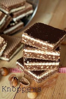 Domowe knopersy 
 
SKŁADNIKI:
Masa mleczna:
 
1/4 szklanki mleka
4 łyżki cukru
175 g miękkiego masła
1 (szklanka 200ml kopiasta) szklanka mleka w proszku
 
 
Masa czekoladowa:
 ...