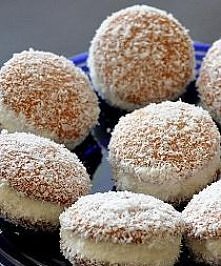 Kuleczki kokosowe

Składniki:
biszkopty okrągłe
300g słodkiej śmietany 30%
2 łyżki cukru pudru
100g kokosu
1 szklanka mleka

Sposób przygotowania:
Śmietanę ubić mikserem. Pod ko...