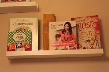 ksiazki kucharskie na waskich polkach - podoba mi sie ten pomysl!
