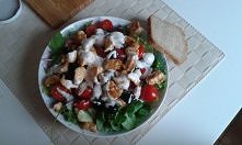 Ostatnio mój ulubiony obiad tylko z różnym wariantem białkowym ;) Mix sałat, pomidorki koktajlowe, czarne oliwki, kurczak oraz sos (jogurt naturalny, dużo pieprzu, sól, czosnek ...