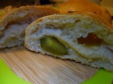 Domowe bułki z ogórkiem i serkiem topionym