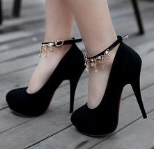 Czarne platformy z łańcuszkiem. Można kliknąć zdjęcie.