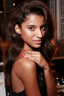 Inspiracja beauty na dzisiaj - piękne falowane włosy i lśniące czerwone paznokcie! / Backstage at Jenny Packham Spring/Summer 2015 show