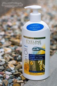 Testujemy ujędrniająco-wygładzający balsam do ciała pod prysznic od Eveline