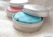 Szampon w kostce firmy Lush, miałam niebieski i żółty z odżywką, zapach cudowny, kostka wystarcza na bardzo długo i no chyba po nich miałam najładniejsze włosy i obrze się układ...
