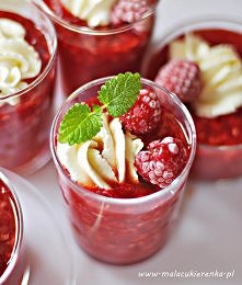 kisiel malinowy
Składniki na około 7 porcji:
500g mrożonych malin (lub świeżych)
3-5 łyżek cukru (proszę dosłodzić do smaku, moje maliny były kwaśne, więc dodałam jeszcze trochę...