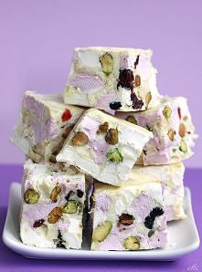 Czekoladowo-orzechowa kostka z piankami

Składniki:

250 g dwukolorowych marshmallow (np. różowych i białych pianek ślazowych)
3/ 4 kubka suszonej żurawiny ( 100g)
4 łyżki wiórk...