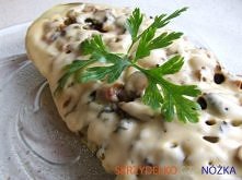 Składniki (na 1 średnią cukinię)

1 średnia cukinia
40 dkg pieczarek
1 duża cebula
1 kulka mozarelli
2 łyżki sosu pomidorowego
4 plastry sera żółtego
1 ząbek czosnku
przyprawy: ...