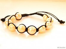 Bransoletka typu Shamballa. Wykonana ze sznurka tapicerskiego 1mm oraz koralików kremowych z połyskiem. 
Posiada regulowane zapięcie.
Wykonanie MK Bracelets
Zdjęcie Ula Łyczywek...
