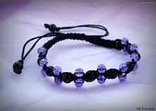 Bransoletka typu Shamballa. Wykonana ze sznurka tapicerskiego 1mm, koralików czarnych 5mm oraz koralików fioletowych crackle 4mm. Posiada regulowane zapięcie.
Wykonanie MK Brace...