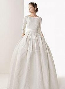 długie rękawy w sukni ślubnej