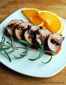 grillowana polędwica wieprzowa w sosie miodowo-rozmarynowym