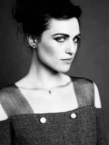 Katie McGrath. Kobieca i pełna seksapilu.
