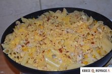 ładniki:
250 g makaronu rurka ukośna Czaniecki,
300 ml kremówki,
1 puszka kukurydzy Develey,
1 podwójna pierś kurczaka,
20 g startego żółtego sera,
sól,
pieprz,
suszone pomidory...