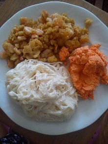 Krewetki w panierce z makaronem ryżowym w sosie śmietanowym i pomidorami. Na zdjęciu jest marchewka, ponieważ zdjęcie robiłam wczoraj, a wtedy zrobiłam taką surówkę, ale dziś po...