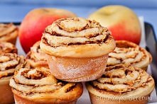 Drożdżowe muffiny zawijane z cynamonem i jabłkami