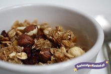 Granola to mieszanka płatków zbożowych z bakaliami, orzechami i słodkim dodatkiem np. miodem.

Od muesli rożni się tym, iż musi być zapiekana, dzięki czemu jest bardzo aromatycz...
