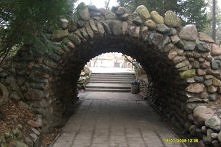 Tunel z kamieni w Botanicu