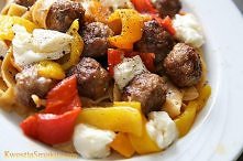 Domowy makaron z pulpecikami z wołowiny, pieczoną papryką i mozzarellą