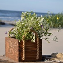 Zwykła, drewniana skrzynka.