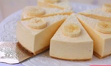 Bananowy sernik - bez pieczenia

250g pełnoziarnistych herbatników
75g masła o temp. pokojowej
Masa serowa:

4 przejrzałe banany
60 ml soku z cytryny
700g serka śmietankowego o ...