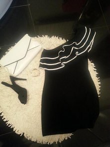 Czarna sukieneczka na 1 ram...