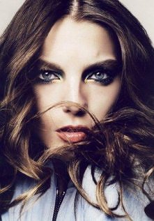 Masz niezbyt regularne rysy? Chciałabyś coś poprawić w swojej twarzy?

Oto sztuczki w makijażu, które zmieniają twarz na piękniejszą