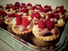 Babeczki z konfiturą truskawkową,  kremem budyniowym i malinami :-)