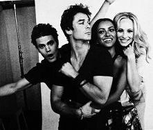 Lubicie Pamiętniki Wampirów ?:D
Dla mnie to jeden z najlepszych seriali ^^