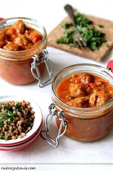 Klopsiki z pieczarkami i papryką w sosie pomidorowym