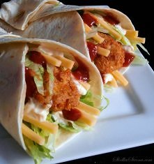 Domowe Snack Wrap jak z McDonald's - Przepis

 Składniki:
2 podwójne piersi z kurczaka
1 mała bułka + mleko do namoczenia
2 ząbki czosnku
łyżka bułki tartej
jajko
przyprawy...