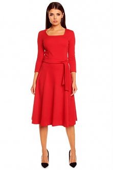 czy czerwona sukienka w takiej długości jest odpowiednia na obiad u przyszłej teściowej ...?