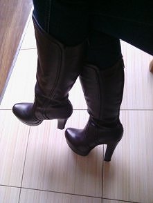 Śliczne kozaczki jesienne :)

Sprzedam rozm 37 wkładka 24cm 
Obcas 13cm - koturna 3cm 
Stabilne i wygodne !!!!
SZCZERZE POLECAM !!!
Daishamn gresland
CENA 50ZŁ