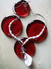 Naszyjnik ze srebrną monetą z motywem azteckim.