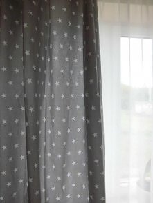 Zasłony na zamówienie.
Modne zasłony gwiazdki kolor szary...
Upięcie na żabki( taśma marszcząca) lub tunel.
Szerokość 150 długość według zamówienia.