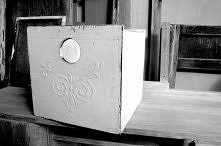 kolejny przedmiot z cyklu "po przejściach"
Choć to tylko pozory, ponieważ całość została wykonana w ostatnich dniach.
Wystarczyło zbudować skrzyneczkę, pomalować i nał...